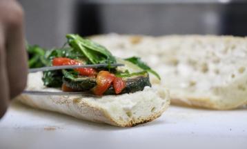 6. 铺上煎牛排菇，烤圆茄片，加新鲜罗勒叶后即可。