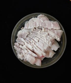 捞出冲洗一下，然后切成薄片。