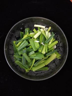 蒜苗冲洗干净，轻拍一下后也切成段。