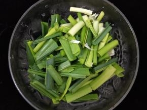 蒜苗冲洗干净，轻拍一下后也切成段。