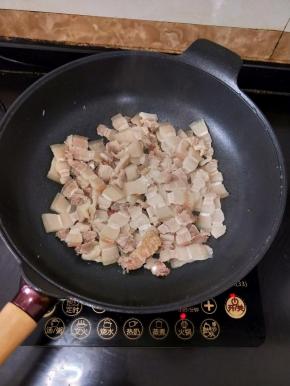 锅烧热，然后倒入五花肉，小火慢煎。