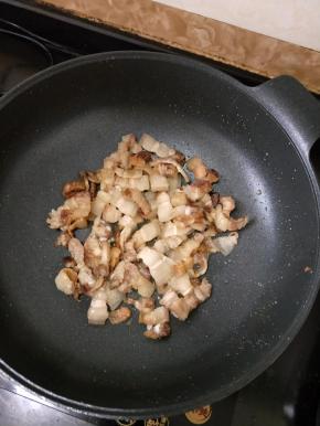 一直煎至五花肉有点焦黄，然后倒出多余的猪油。