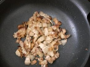 一直煎至五花肉有点焦黄，然后倒出多余的猪油。