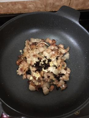 这时候可以加入蒜蓉和豆豉，快速翻炒片刻。