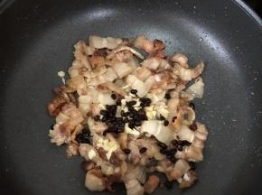 这时候可以加入蒜蓉和豆豉，快速翻炒片刻。