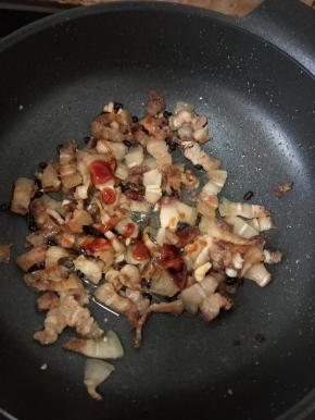 接着倒入适量耗油，快速翻炒均匀。