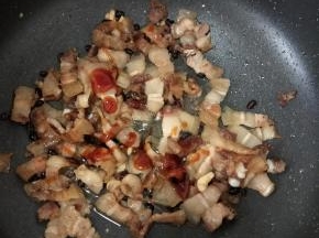 接着倒入适量耗油，快速翻炒均匀。