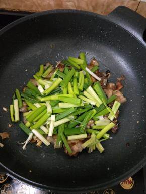 最后放入蒜苗。