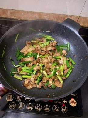 再加入一丢丢盐，翻炒至蒜苗断生即可出锅。