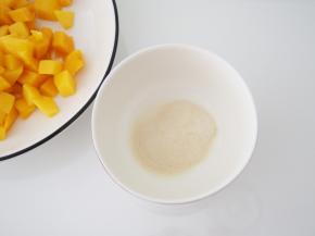 芒果切成小丁，吉利丁粉用冷水融化后隔水加热至融化。