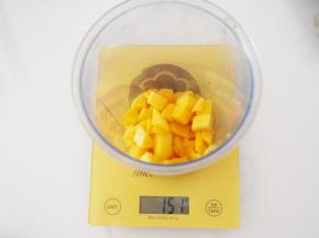 取150g芒果丁放入料理杯中。
