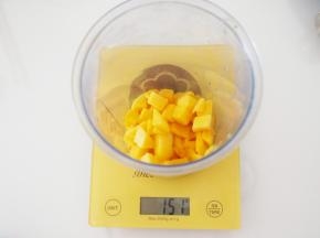 取150g芒果丁放入料理杯中。