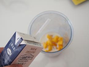 加入牛奶，打成芒果泥。
