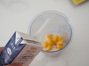 加入牛奶，打成芒果泥。