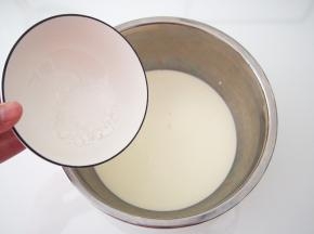 淡奶油加细砂糖打发至六七分发。