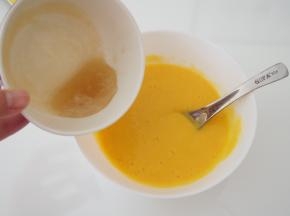 放凉的吉利丁液加入芒果酱中，搅拌均匀。