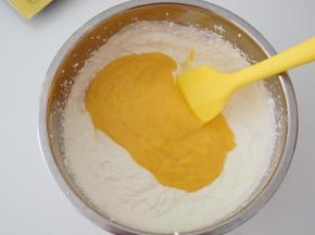 将芒果酱与淡奶油混合均匀成为慕斯糊。