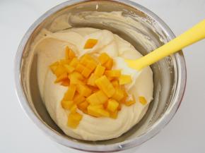 加入芒果丁混合均匀。