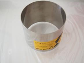 慕斯圈底部铺上一层保鲜膜包住。也可以用饼干或者蛋糕打底哦~