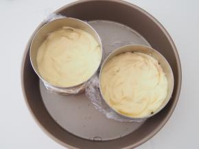 将慕斯糊倒入慕斯圈中抹平，放入冰箱冷藏4小时左右。用电吹风吹一下慕斯圈四周或者用热毛巾捂一下就可以轻松脱模啦~