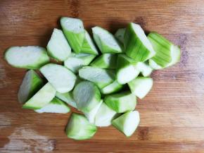 丝瓜削去皮切成滚刀块