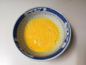 鸡蛋打入碗中打散均匀