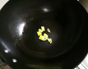 热锅凉油放入大葱煎出香味