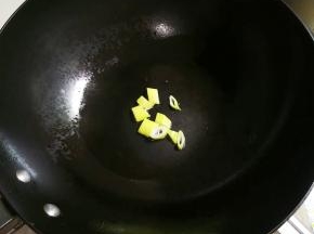热锅凉油放入大葱煎出香味
