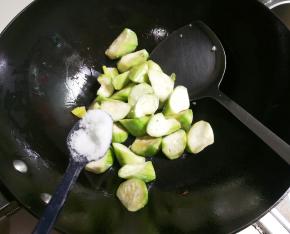 放入丝瓜，放入一小勺盐翻炒变色