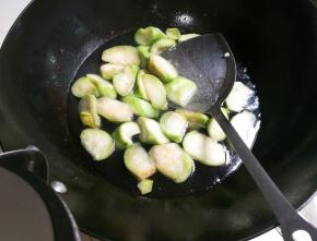 放入适量热水烧开