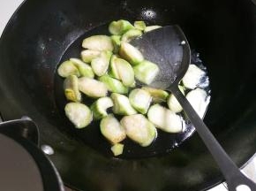 放入适量热水烧开