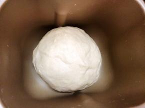 面团重新滚圆放入桶里发酵至2至2.5倍大