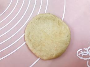 取一份擀成圆形