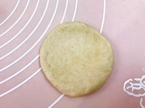 取一份擀成圆形