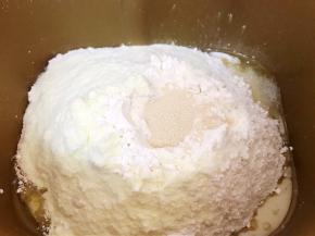 把辅料除馅儿和刷表面的全部材料放入面包桶里，加入发酵好的种面团
面包机启动揉面30分钟