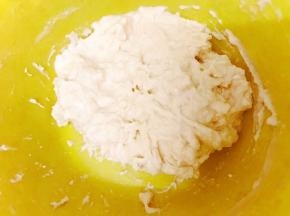 用筷子搅拌均匀无干粉
盖上保鲜膜放入冰箱冷藏发酵一晚