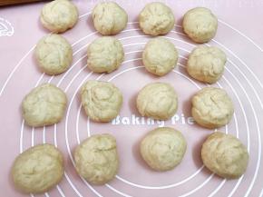 取出面团排气后分为16份