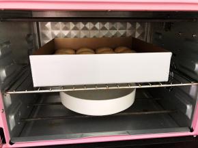 放入不通电的烤箱里进行二发至2倍，同时放入一碗热水保持湿度和温度