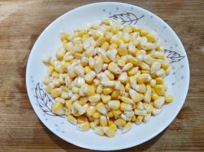 玉米抠下来，洗净沥水备用。