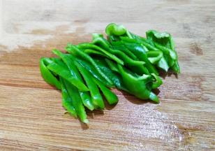 大青椒洗净去籽切丝
