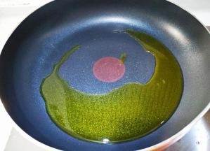 热锅倒入适量的食用油