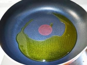 热锅倒入适量的食用油