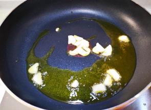油熟放入蒜片翻炒10秒