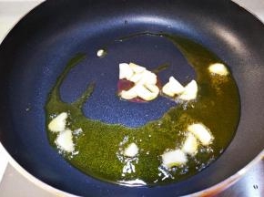 油熟放入蒜片翻炒10秒