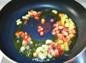 然后放入胡萝卜丁翻炒半分钟