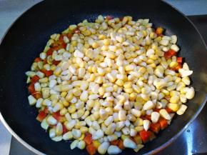 倒入玉米粒翻炒一分钟