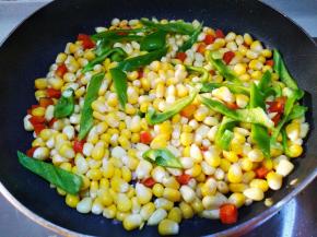 放入青椒丝翻炒半分钟