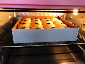 放入预热好的烤箱中层170度上下火烤20分钟
中间要留意加盖锡纸