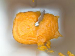 将胡萝卜去皮上锅蒸熟用料理机打成泥晾凉放入面包机桶内