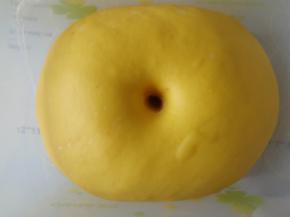 整理好放入发酵盒中发酵两倍大，手指粘粉戳孔洞口不回缩不塌陷就可以了